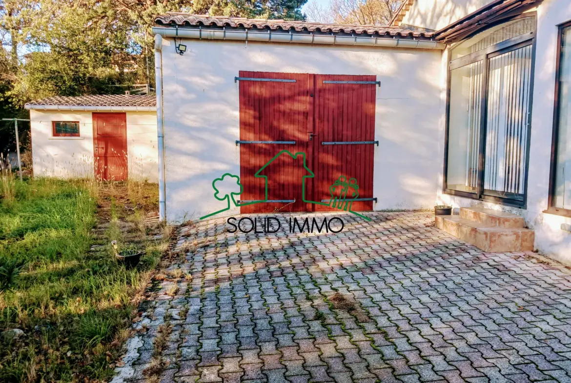 Maison de plain-pied avec jardin et piscine à Saint-Alban-Auriolles 