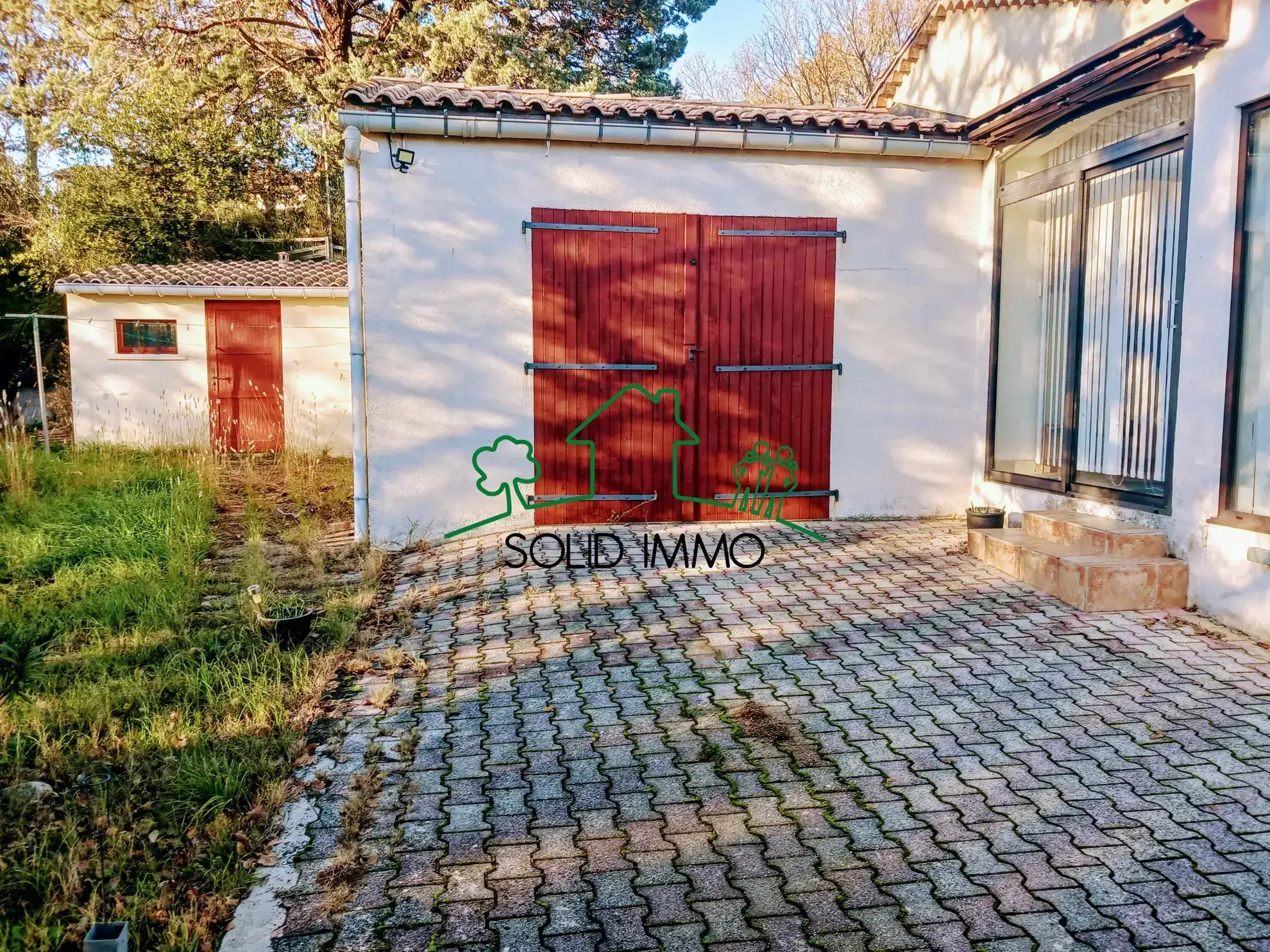 Maison de plain-pied avec jardin et piscine à Saint-Alban-Auriolles 