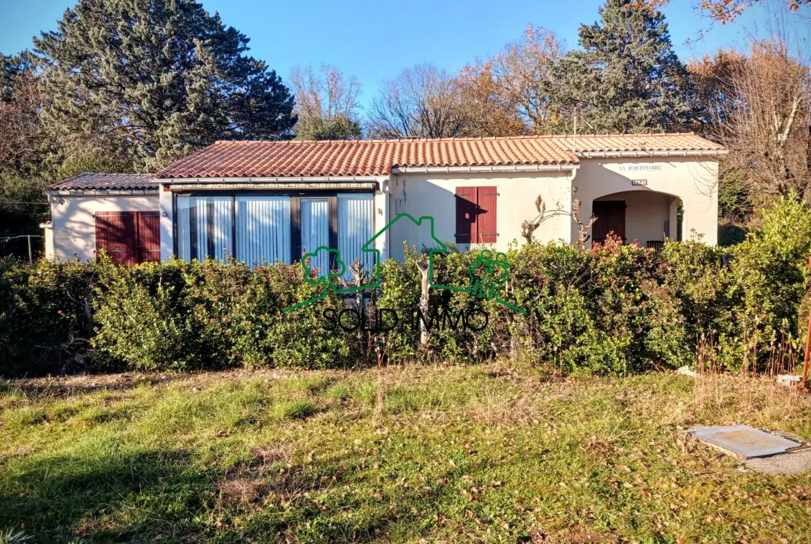 Maison de plain-pied avec jardin et piscine à Saint-Alban-Auriolles 