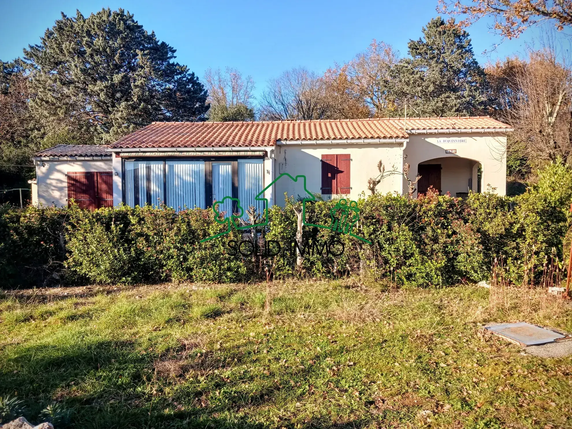 Maison de plain-pied avec jardin et piscine à Saint-Alban-Auriolles 