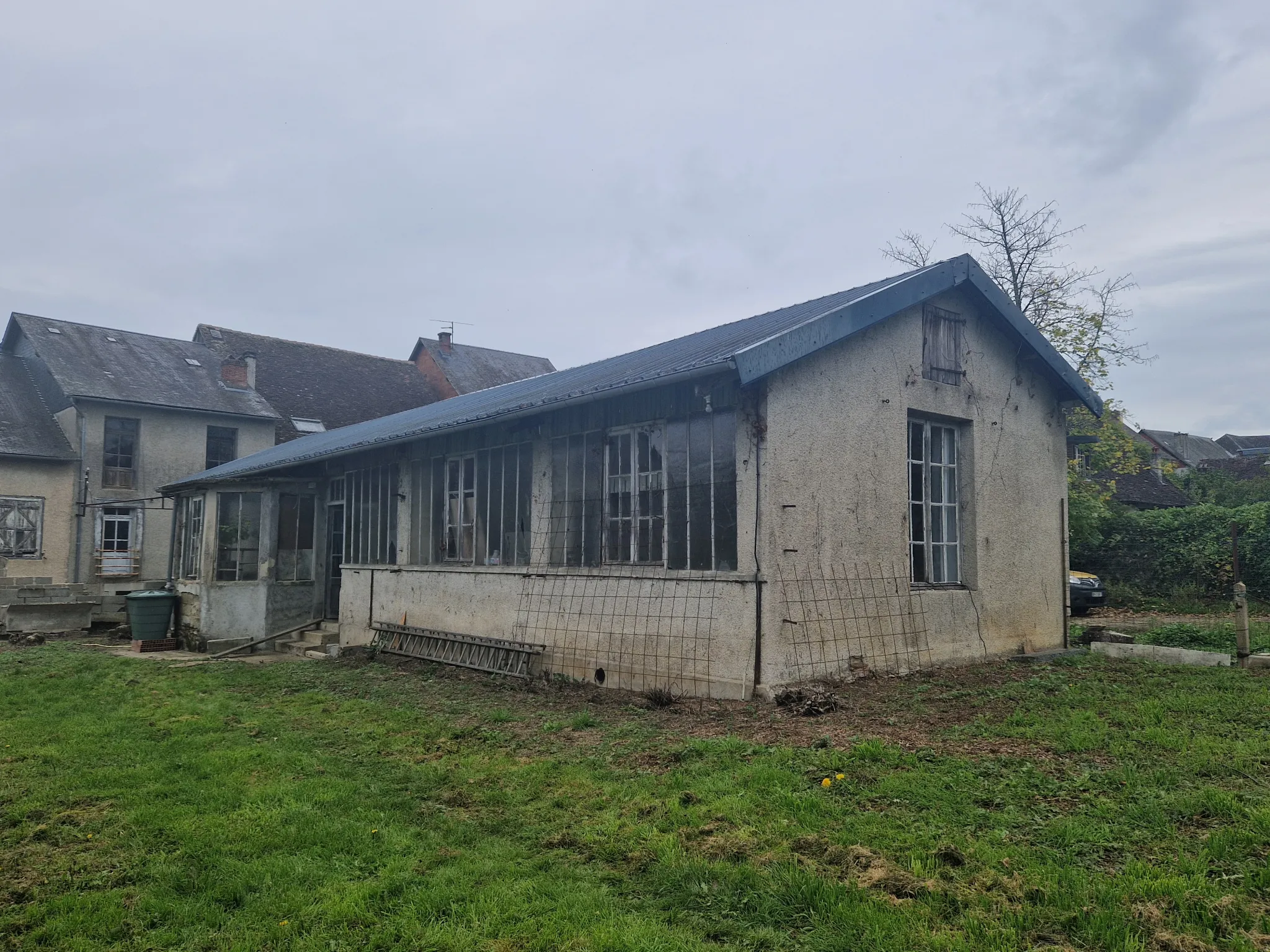 Centre de Lubersac : bâtiment professionnel lumineux à vendre 