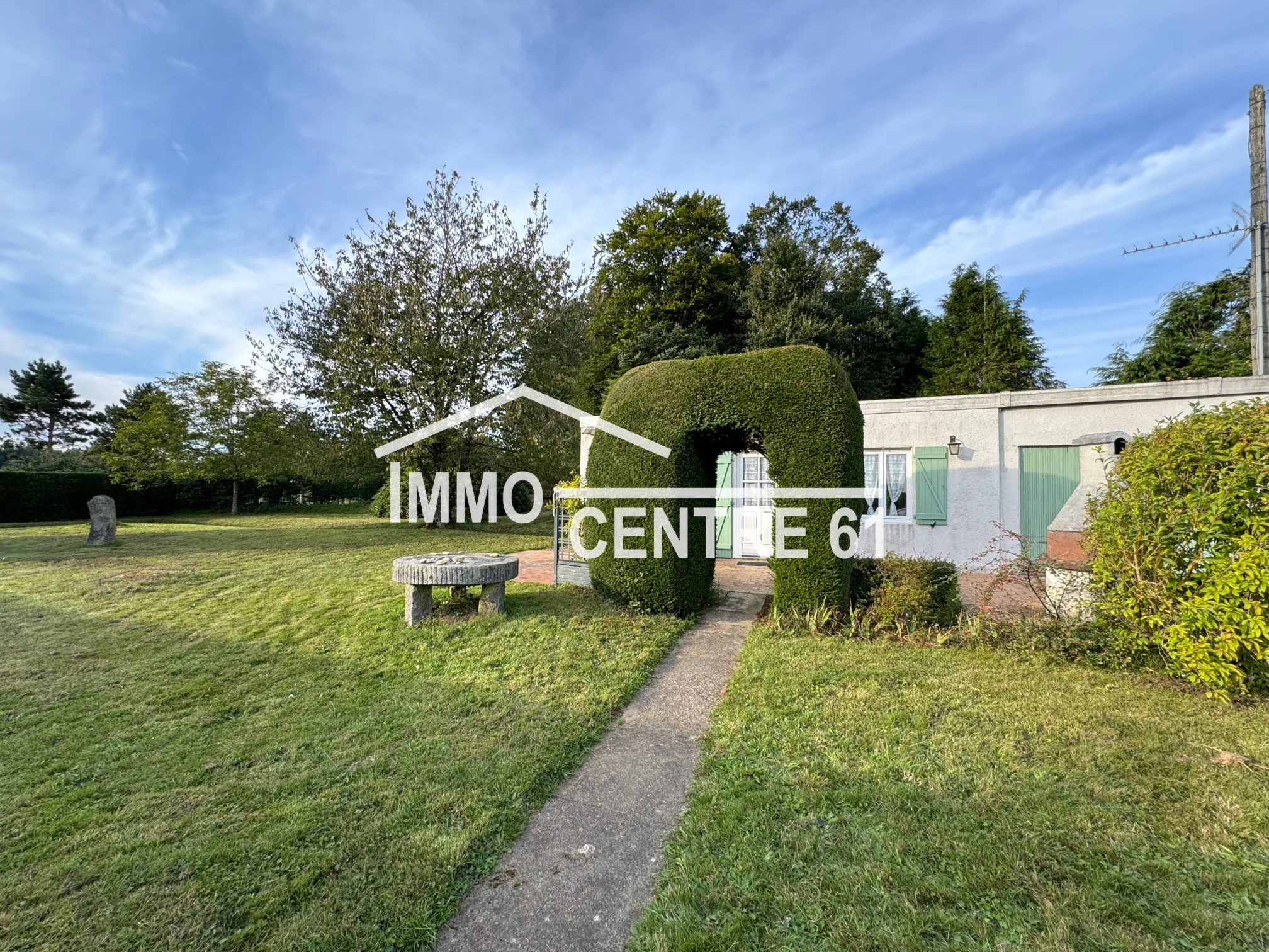 Maison de campagne avec 2 chambres et garage à La Ferté Macé 