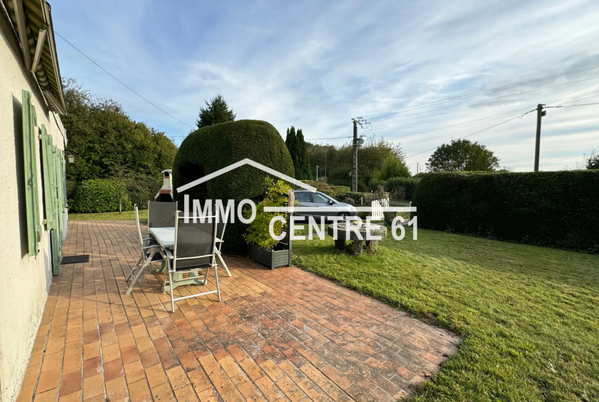 Maison de campagne avec 2 chambres et garage à La Ferté Macé 