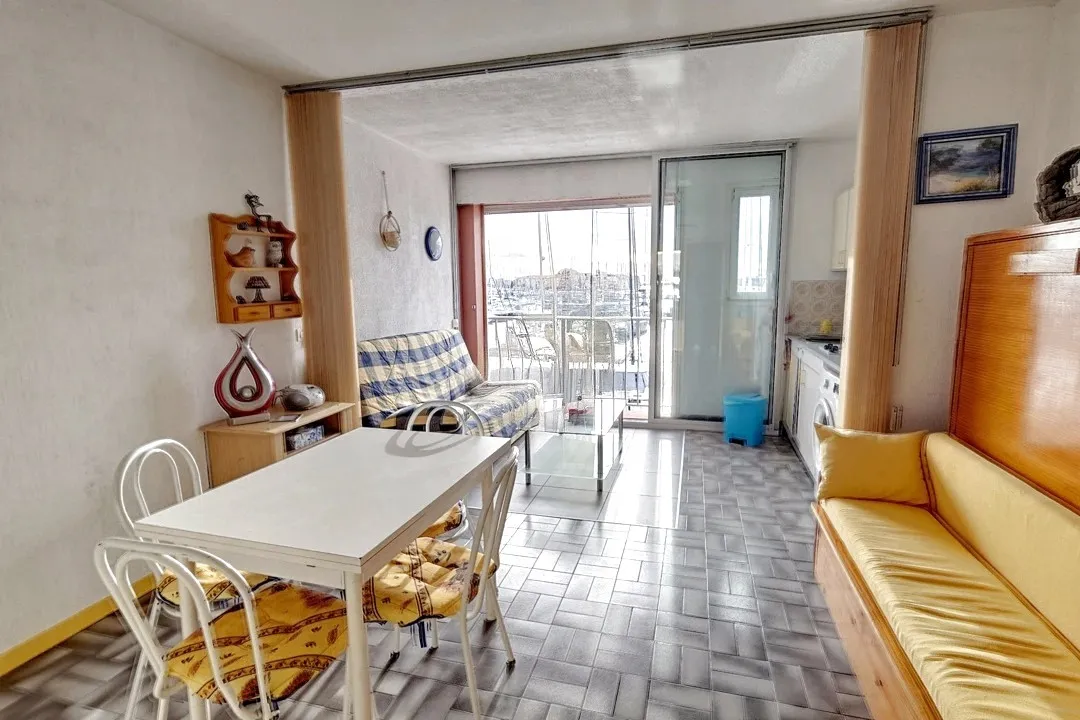 Studio cabine à vendre au Cap d'Agde avec vue sur le port 