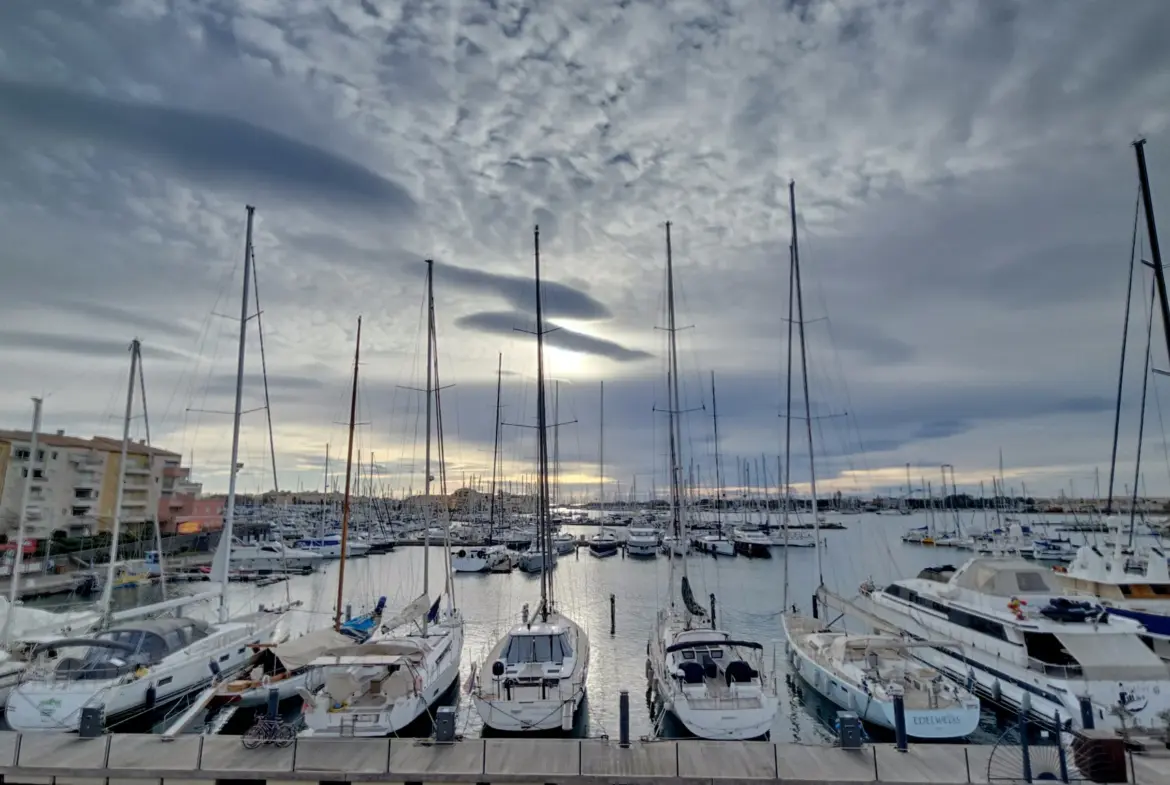 Studio cabine à vendre au Cap d'Agde avec vue sur le port 