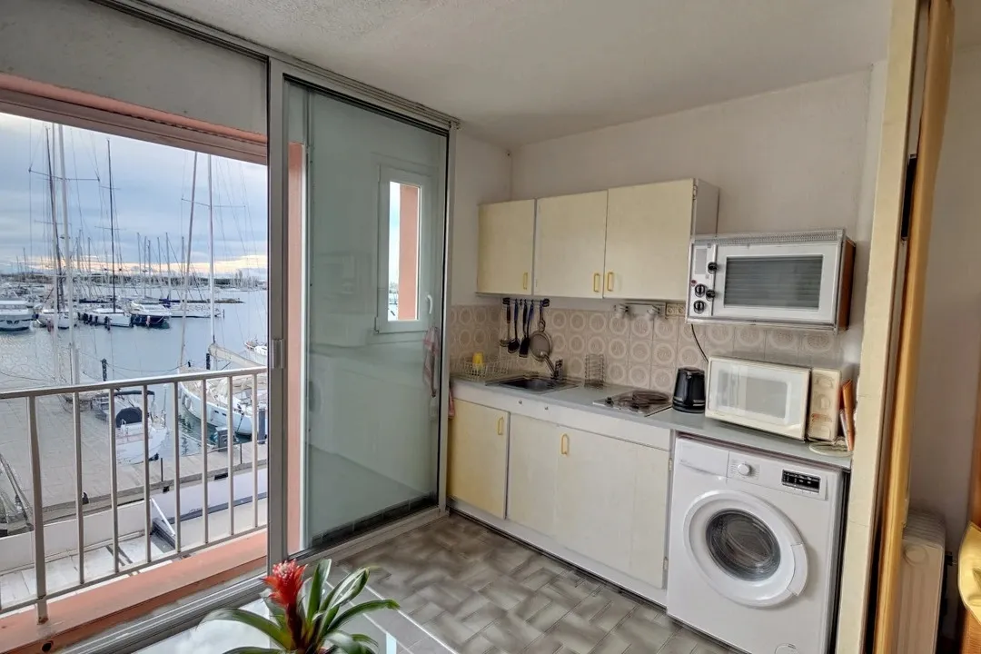 Studio cabine à vendre au Cap d'Agde avec vue sur le port 