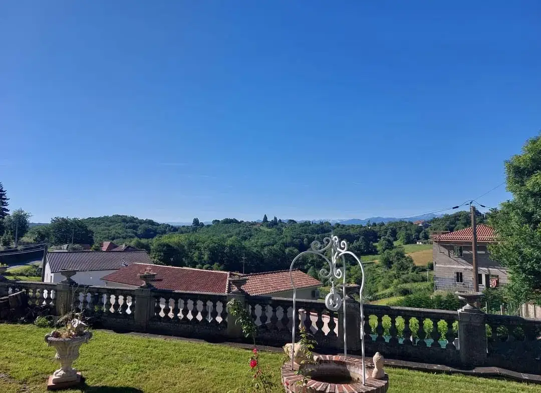 Maison de village avec vue sur les Pyrénées à Castelvieilh 