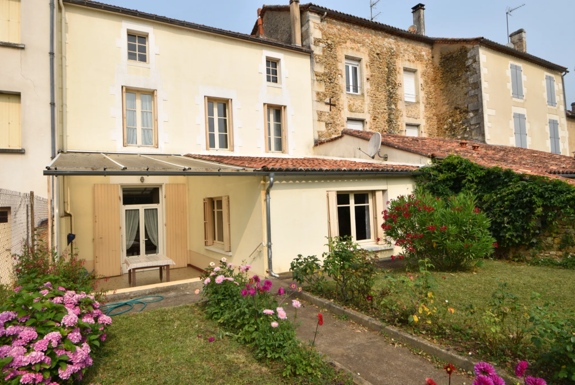 Maison de ville spacieuse à Montbron avec jardin et garage 