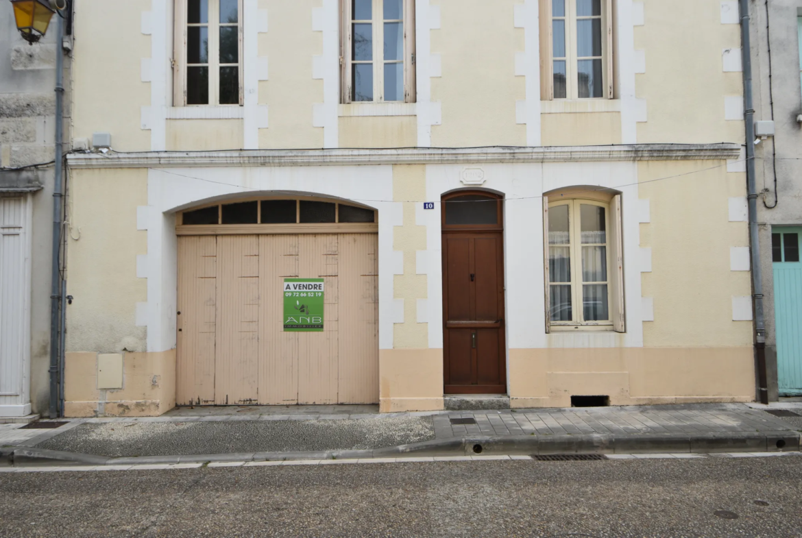 Maison de ville spacieuse à Montbron avec jardin et garage 