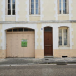 Maison de ville spacieuse à Montbron avec jardin et garage