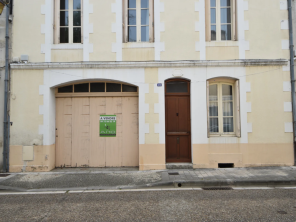 Maison de ville spacieuse à Montbron avec jardin et garage