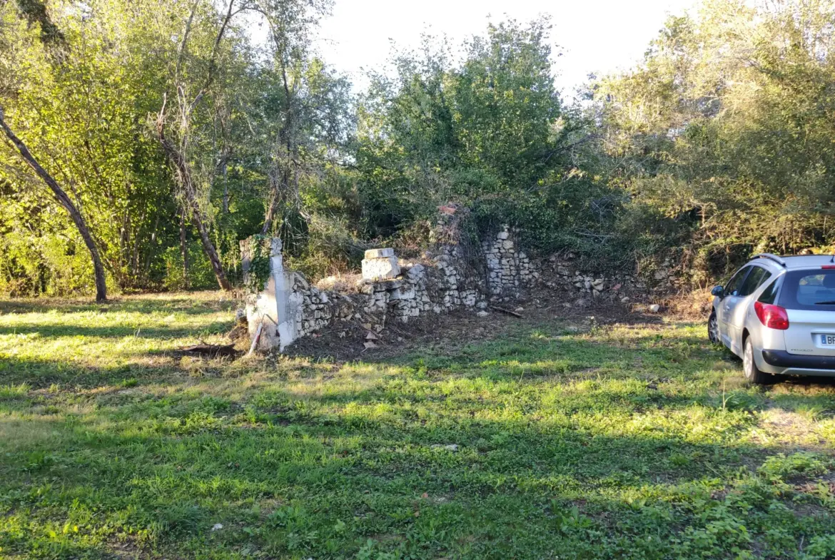 Terrain constructible de 3600m2 pour projet en bois à Brantôme 