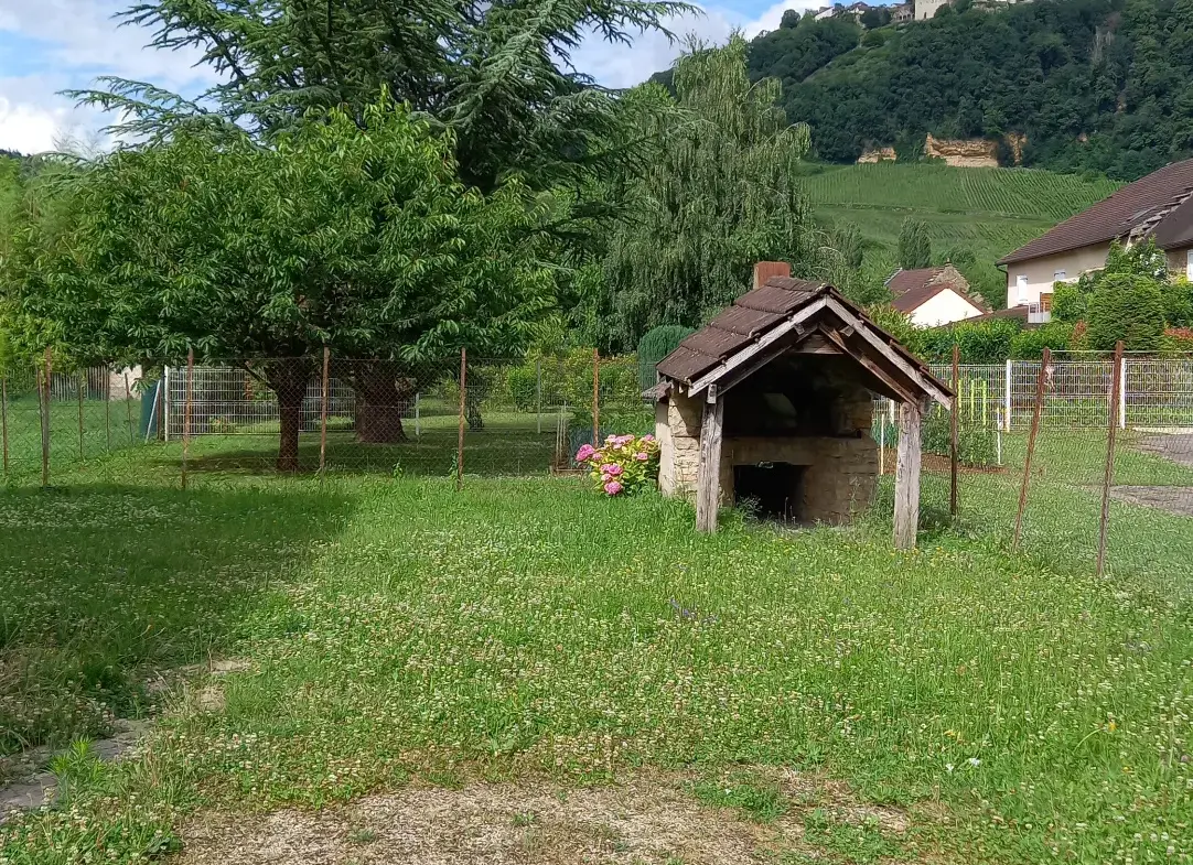 Maison Mitoyenne à Vendre à Voiteur - 140 m² avec Terrain 