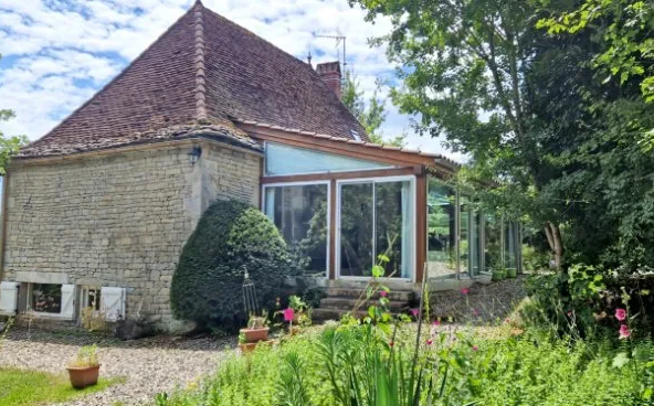 Maison de charme avec studio et piscine à Mayrinhac-Lentour