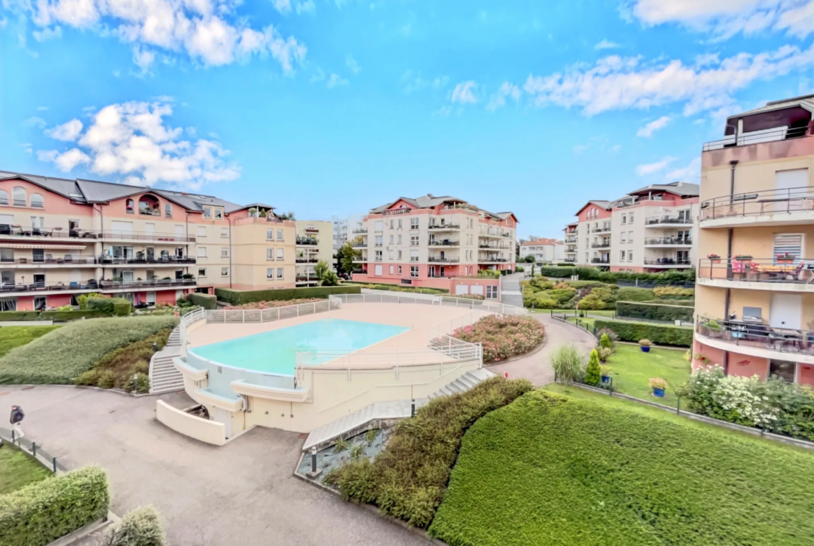 Appartement lumineux de 72,49 m² avec terrasse et piscine à Metz 