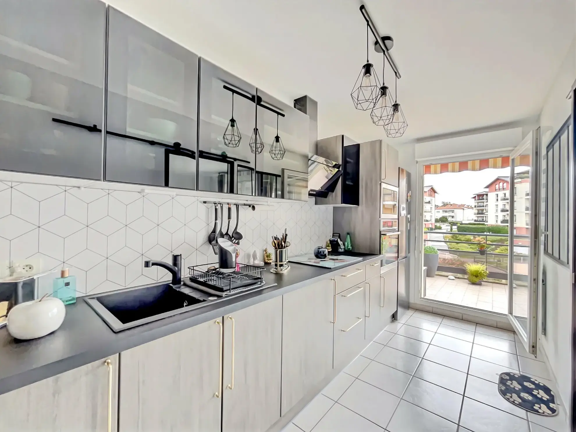 Appartement lumineux de 72,49 m² avec terrasse et piscine à Metz 