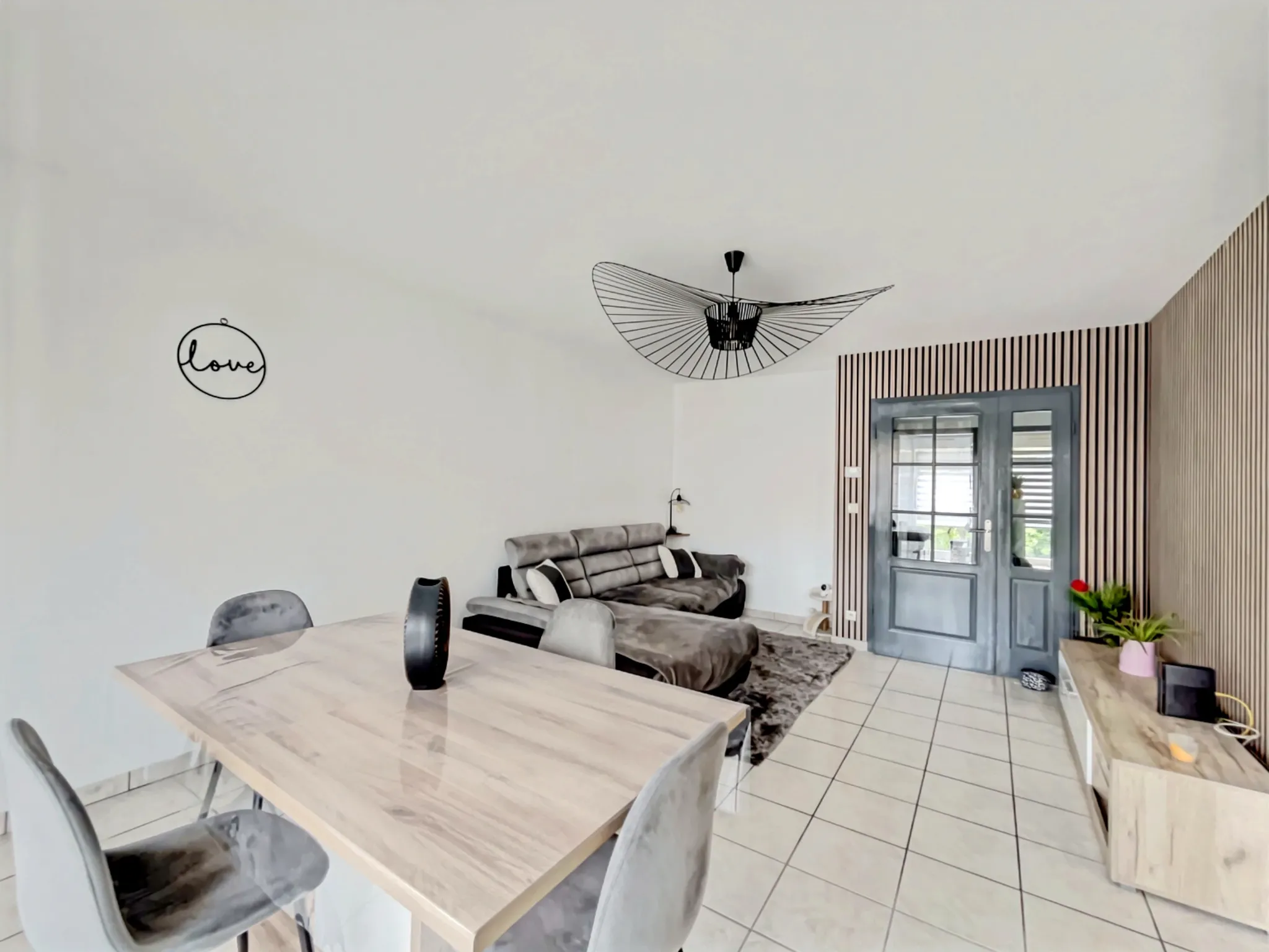 Appartement lumineux de 72,49 m² avec terrasse et piscine à Metz 