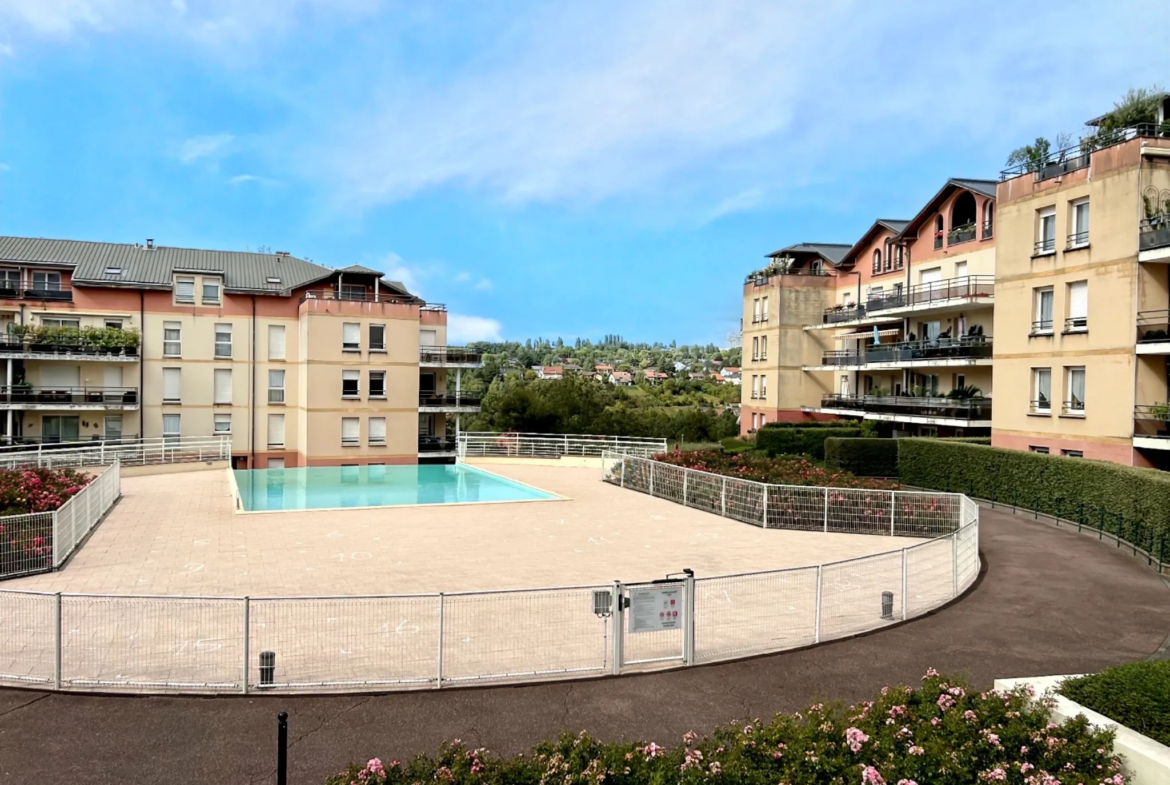 Appartement lumineux de 72,49 m² avec terrasse et piscine à Metz 