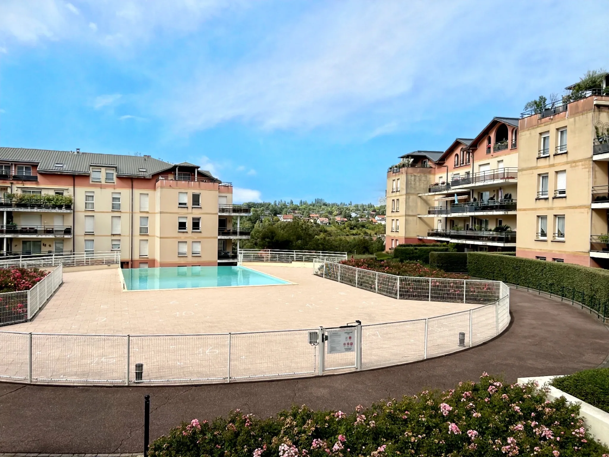 Appartement lumineux de 72,49 m² avec terrasse et piscine à Metz 