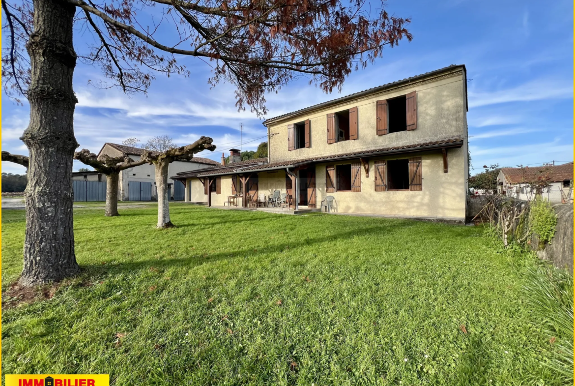 Maison en Pierre à Illats avec Vue Imprenable sur les Vignes 