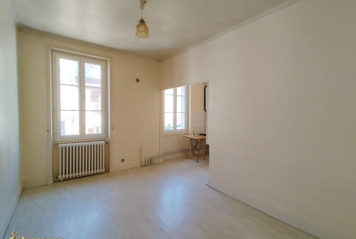 À vendre : Immeuble avec 3 appartements et atelier à Thiers 