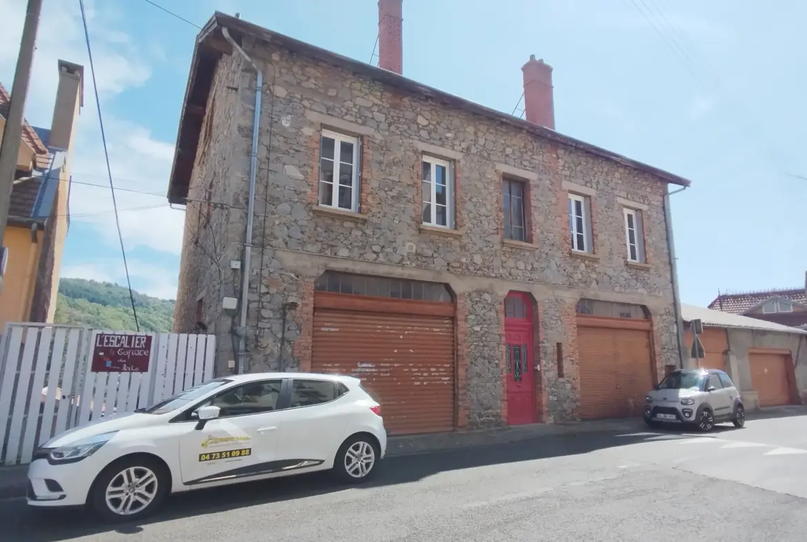 À vendre : Immeuble avec 3 appartements et atelier à Thiers 