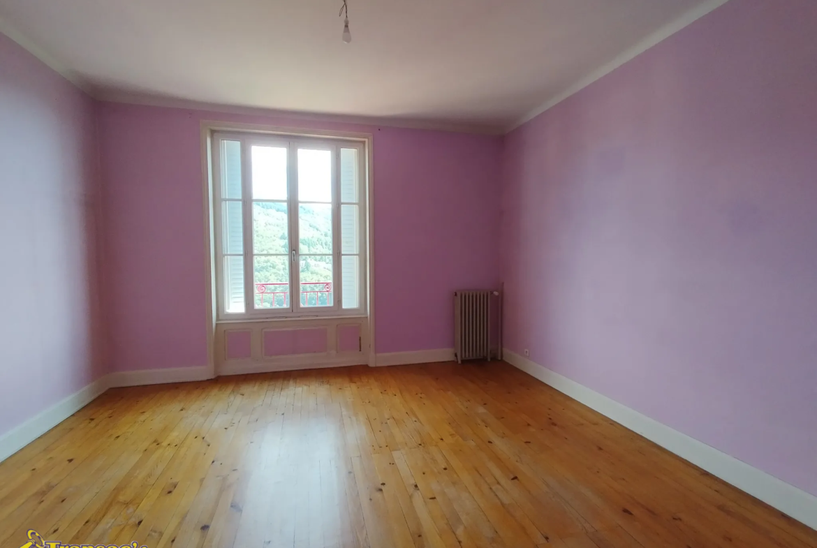 À vendre : Immeuble avec 3 appartements et atelier à Thiers 