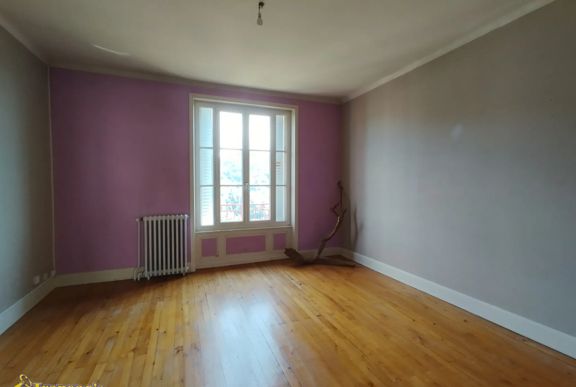 À vendre : Immeuble avec 3 appartements et atelier à Thiers 