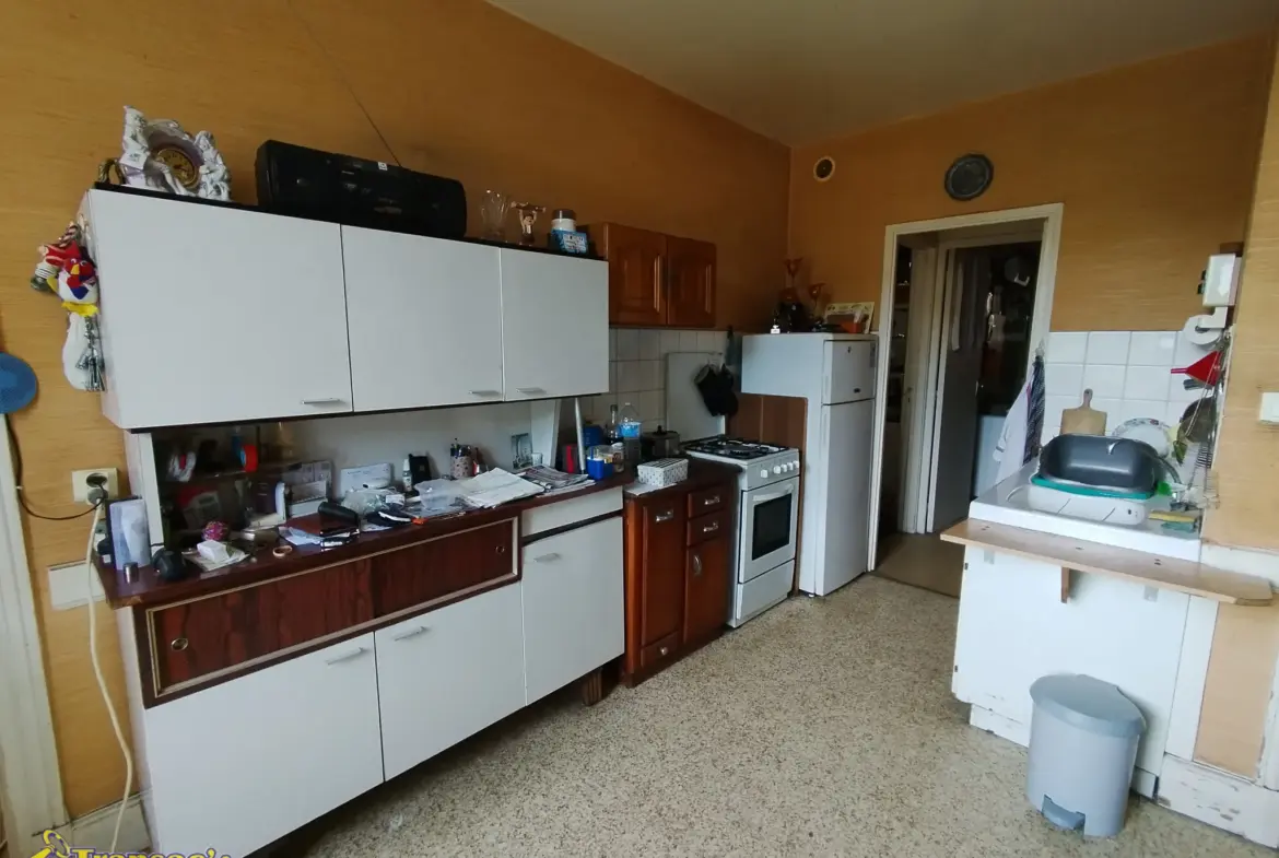 À vendre : Immeuble avec 3 appartements et atelier à Thiers 