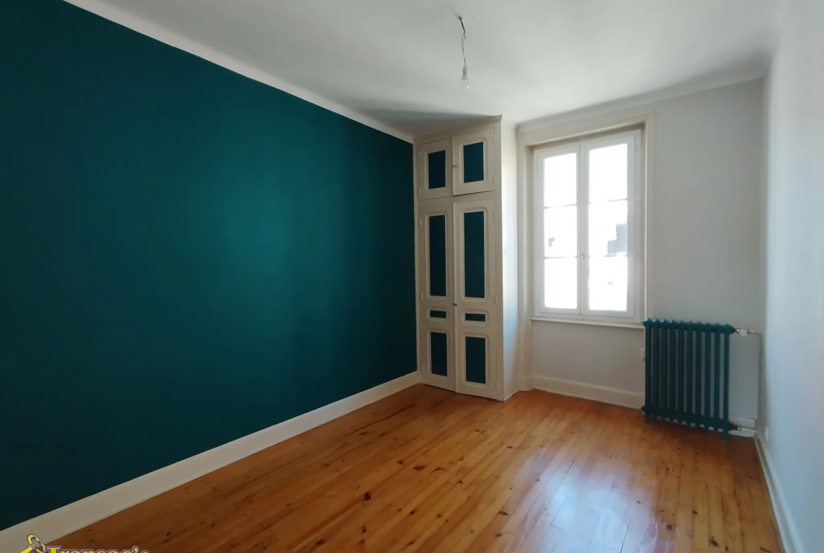 À vendre : Immeuble avec 3 appartements et atelier à Thiers 