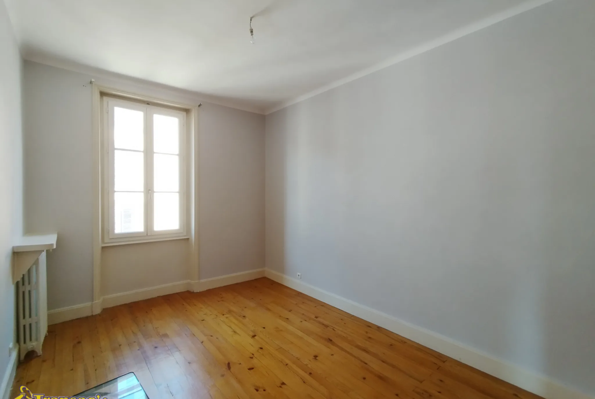 À vendre : Immeuble avec 3 appartements et atelier à Thiers 