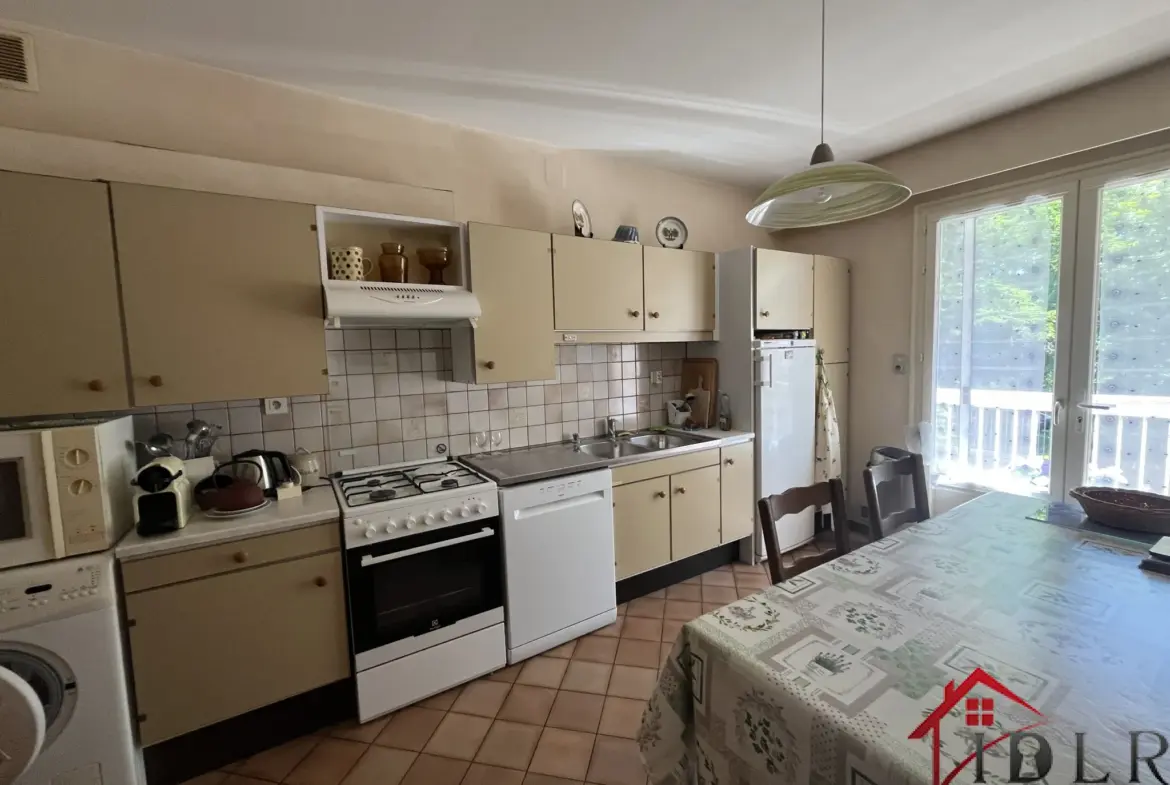 Maison d'habitation avec deux appartements à vendre à Bourbonne les Bains 