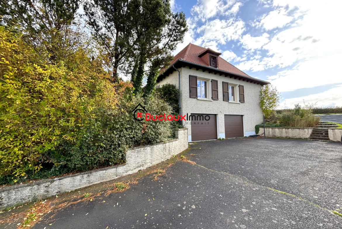 Maison traditionnelle 5 chambres avec piscine à Arpajon-sur-Cère 