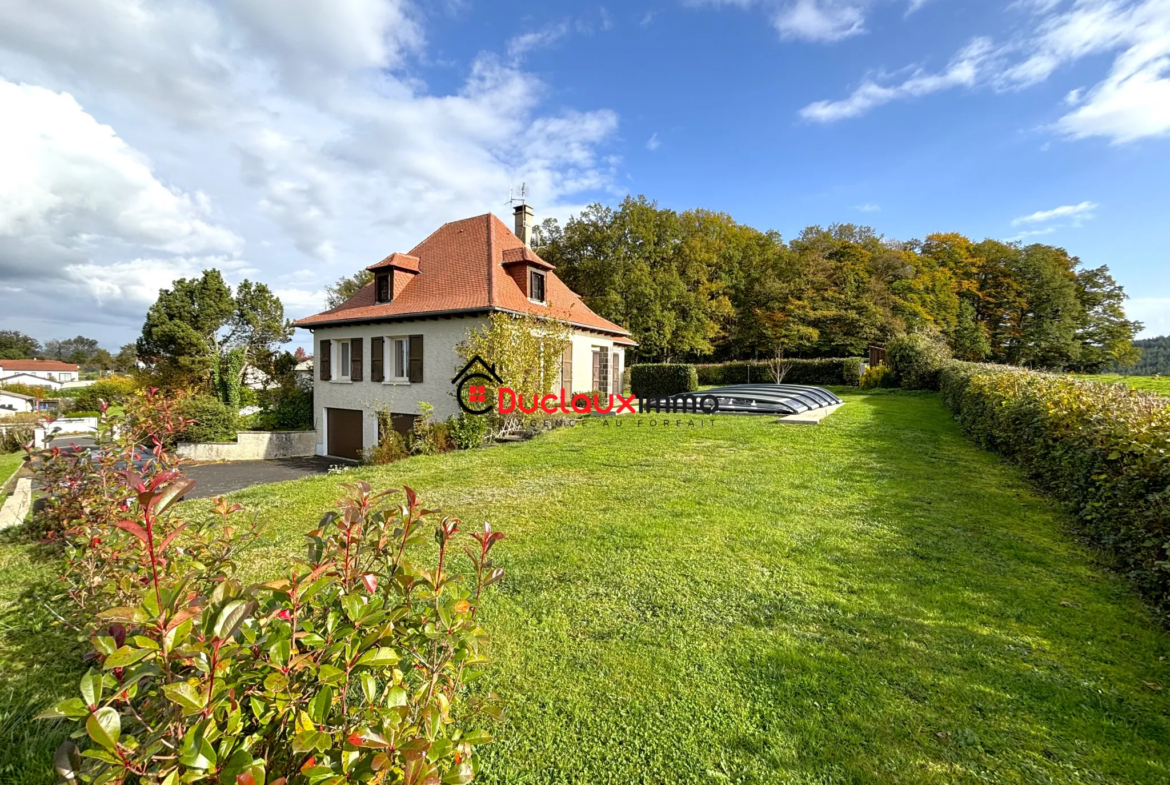 Maison traditionnelle 5 chambres avec piscine à Arpajon-sur-Cère 