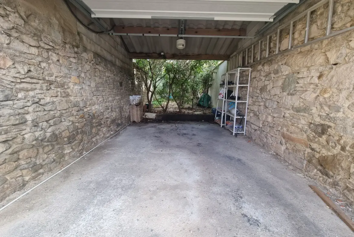 Maison de caractère à Sainte-Valière avec jardin et garage 