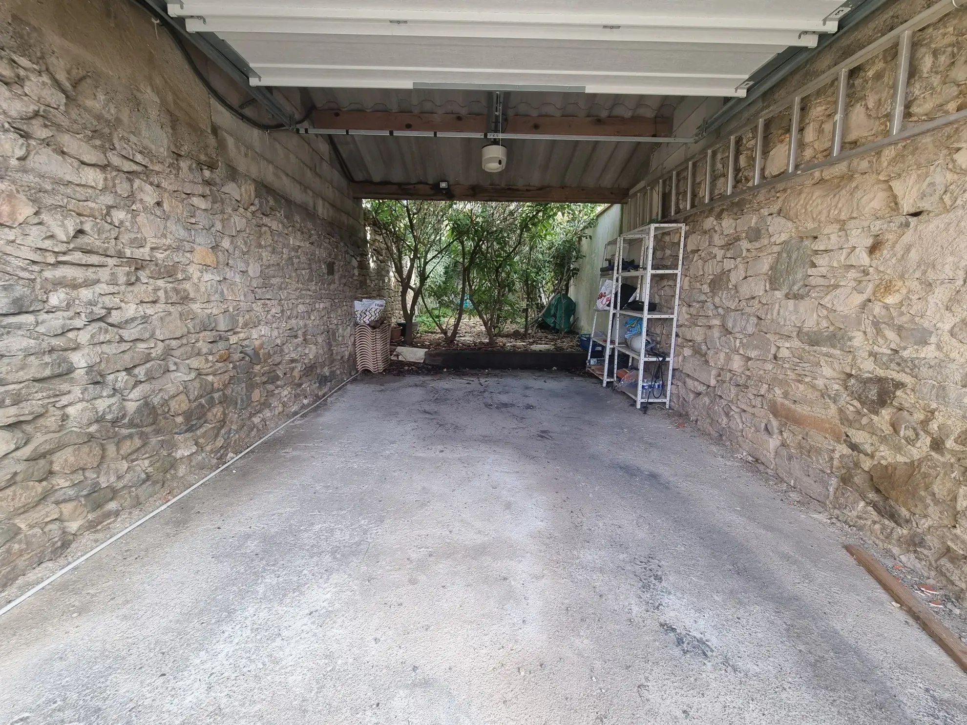 Maison de caractère à Sainte-Valière avec jardin et garage 