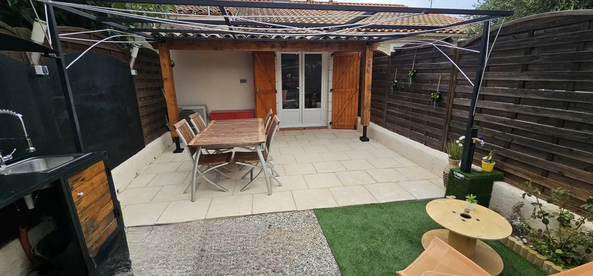 À Forcalqueiret, maison de Type 2 avec jardin et parking à vendre 