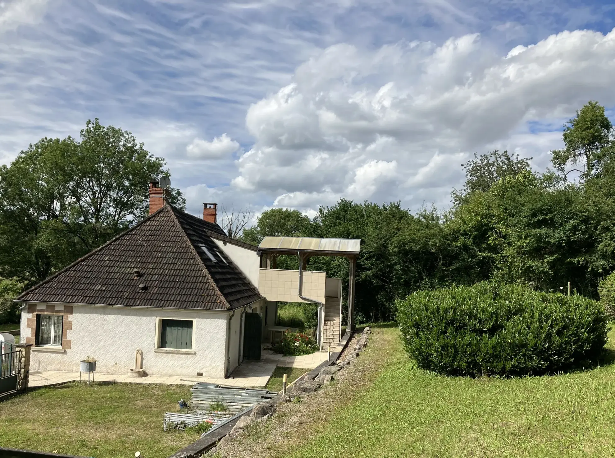 Charmante longère au bord de la Nièvre à Dompierre sur Nièvre 