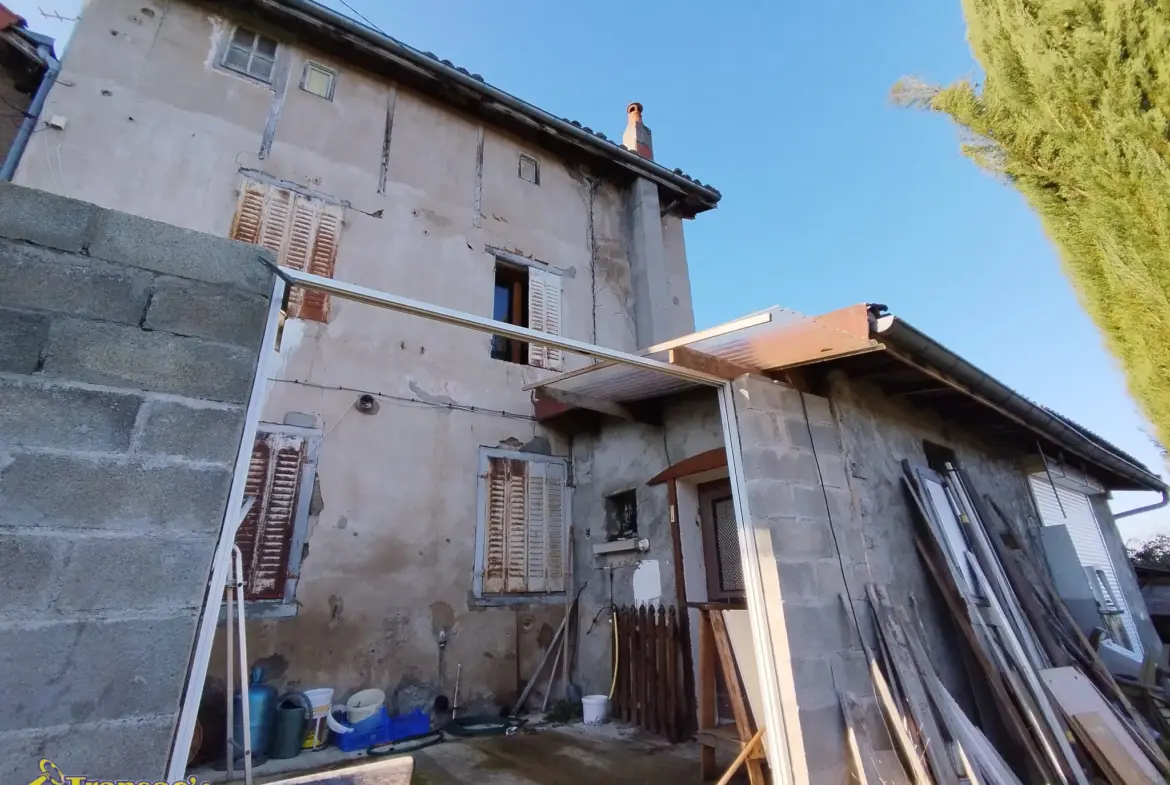 Maison à rénover de 60 m² à Orléat sur 2821 m² de terrain 