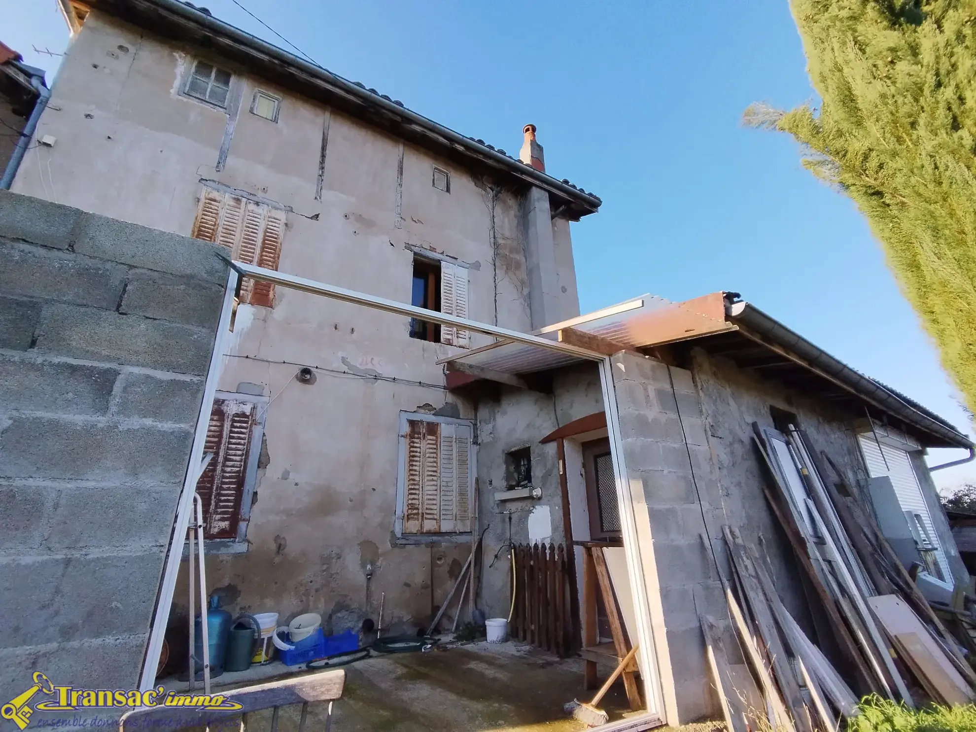 Maison à rénover de 60 m² à Orléat sur 2821 m² de terrain 