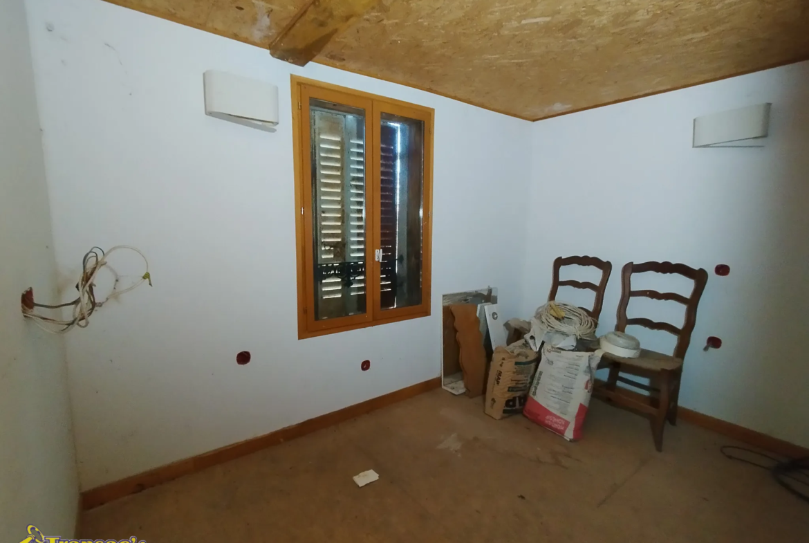 Maison à rénover de 60 m² à Orléat sur 2821 m² de terrain 