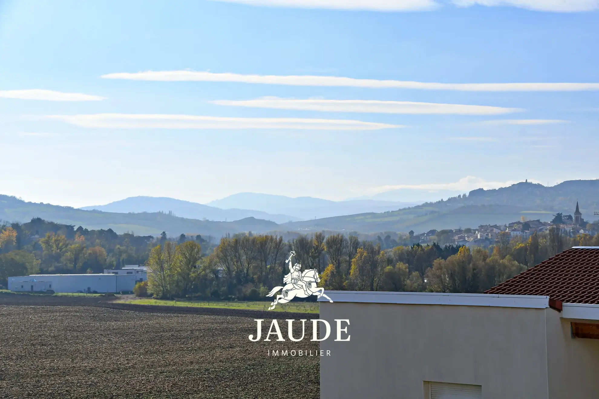 Appartement T4 de 96 m2 au dernier étage avec terrasse et garage - Le Cendre 