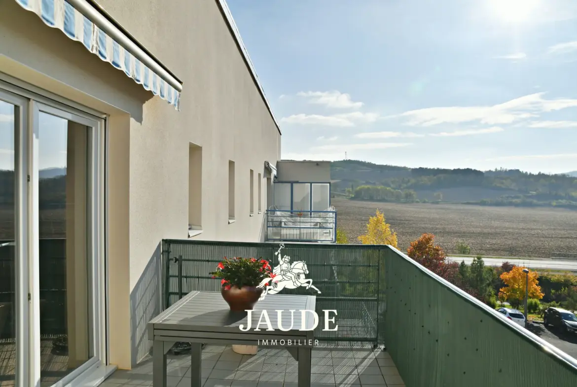 Appartement T4 de 96 m2 au dernier étage avec terrasse et garage - Le Cendre 