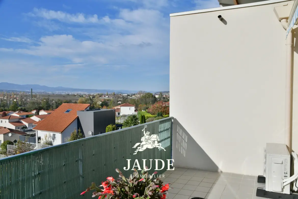 Appartement T4 de 96 m2 au dernier étage avec terrasse et garage - Le Cendre 