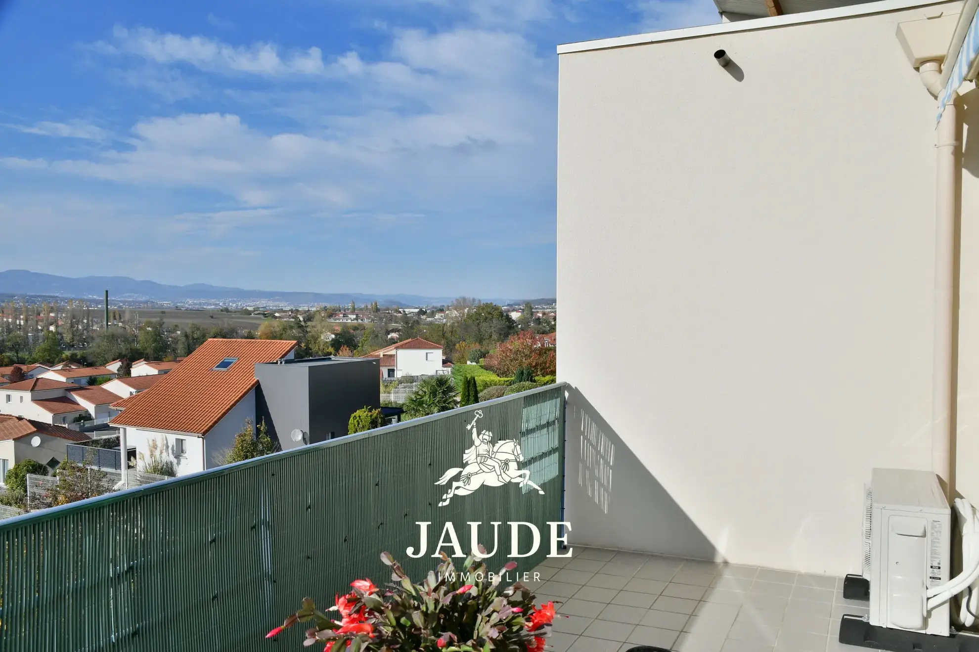 Appartement T4 de 96 m2 au dernier étage avec terrasse et garage - Le Cendre 