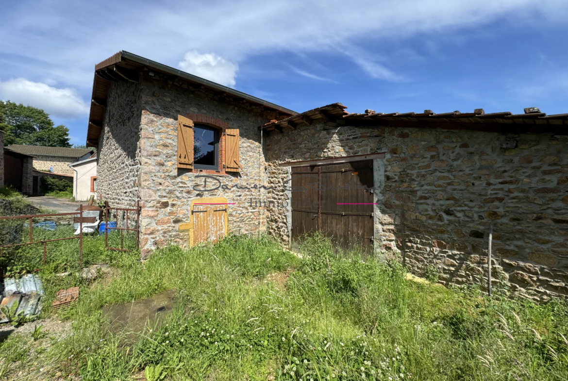 Maison de 2 Plateaux à Rénover à Thizy-les-Bourgs 