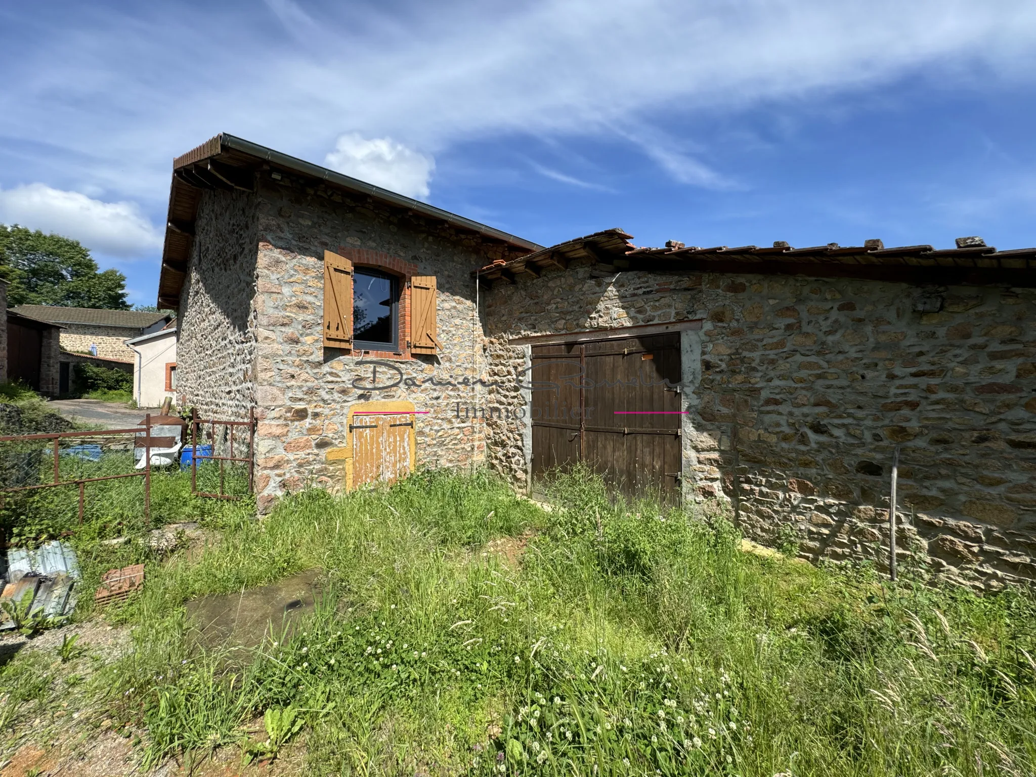 Maison de 2 Plateaux à Rénover à Thizy-les-Bourgs 