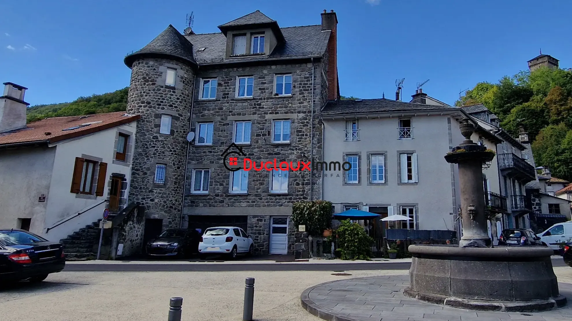 Appartement atypique à POLMINHAC - Rénové, type 4 avec jardin 