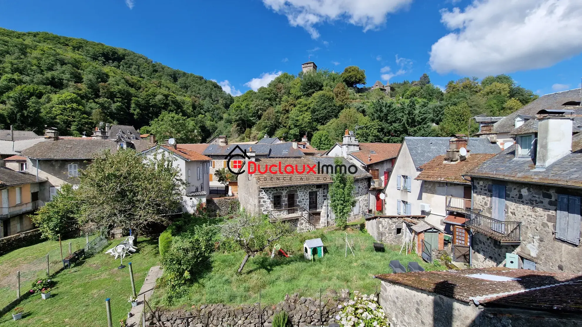 Appartement atypique à POLMINHAC - Rénové, type 4 avec jardin 