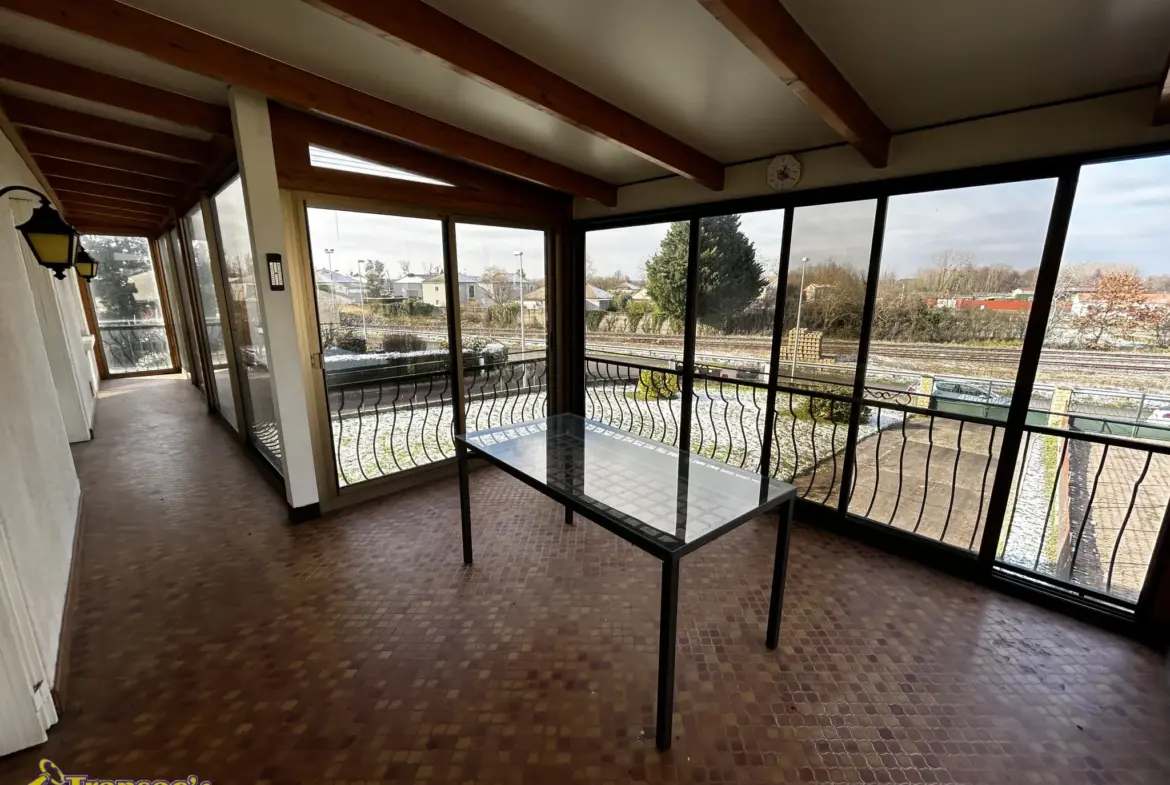 Maison familiale 8 pièces à Puy-Guillaume - 209 m² avec terrain 